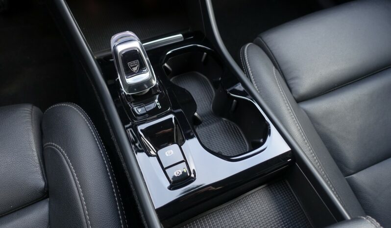 VOLVO XC 40 T4 HYBRIDE RECHARGEABLE GEARTRONIC 211 CH ( 129 CH + 82 CH ) INSCRIPTION complet
