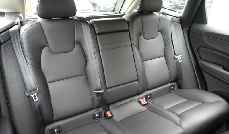 VOLVO XC 60 B4 2.0 L GEARTRONIC 197 CH MHEV  MOMENTUM complet