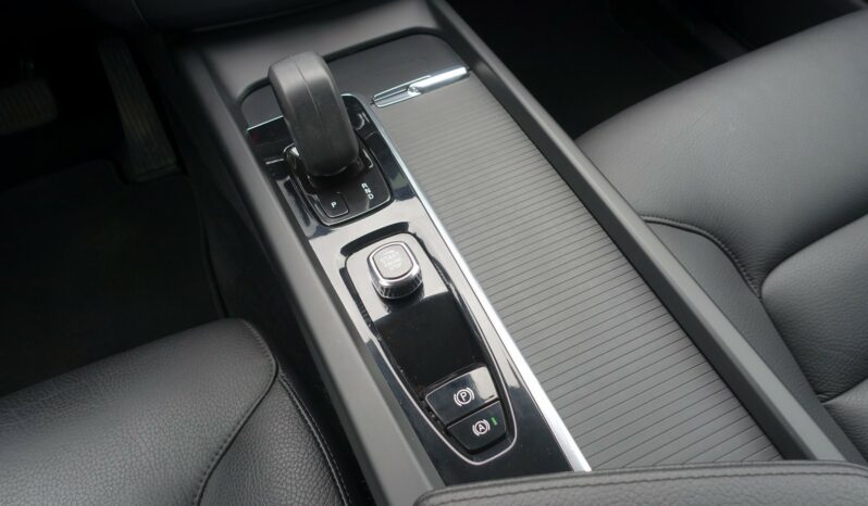 VOLVO XC 60 B4 2.0 L GEARTRONIC 197 CH MHEV  MOMENTUM complet