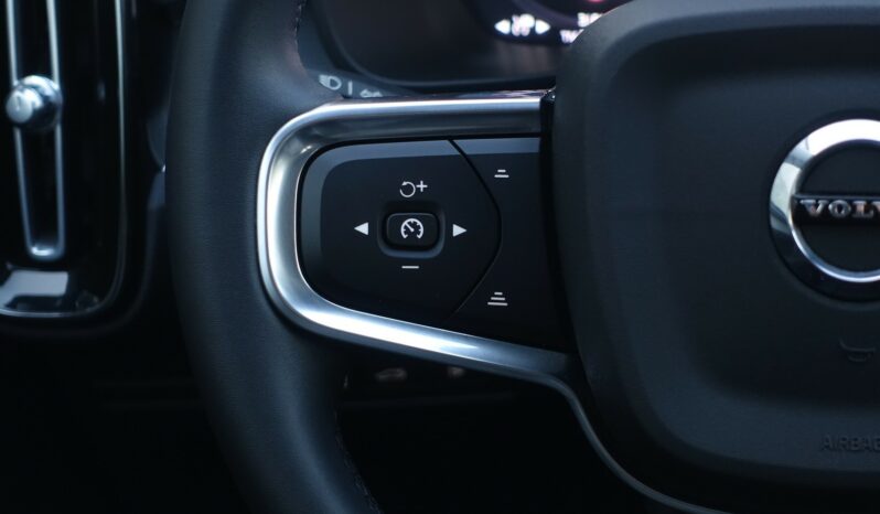 VOLVO XC 40 T4 HYBRIDE RECHARGEABLE GEARTRONIC 211 CH ( 129 CH + 82 CH ) MOMENTUM complet