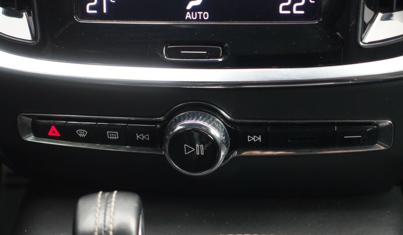 VOLVO V 60 T8 AWD GEARTRONIC 303CH + 87 CH HYBRIDE RECHARGEABLE R-DESIGN complet