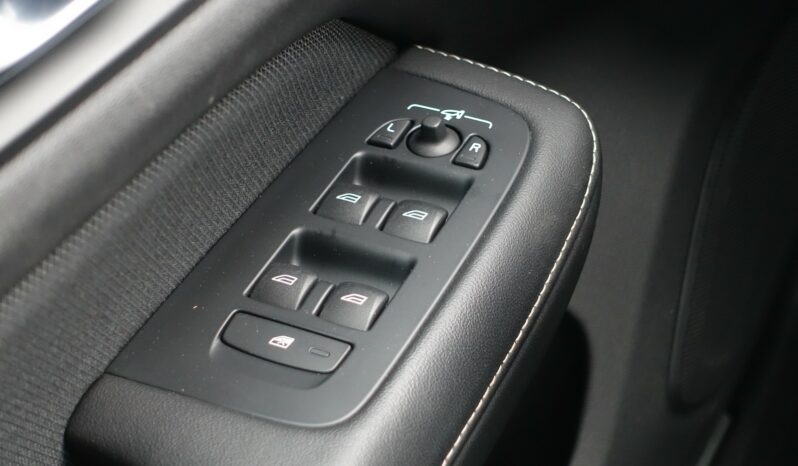 VOLVO V 60 T8 AWD GEARTRONIC 303CH + 87 CH HYBRIDE RECHARGEABLE R-DESIGN complet