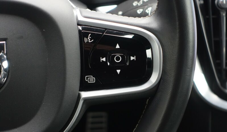 VOLVO V 60 T8 AWD GEARTRONIC 303CH + 87 CH HYBRIDE RECHARGEABLE R-DESIGN complet