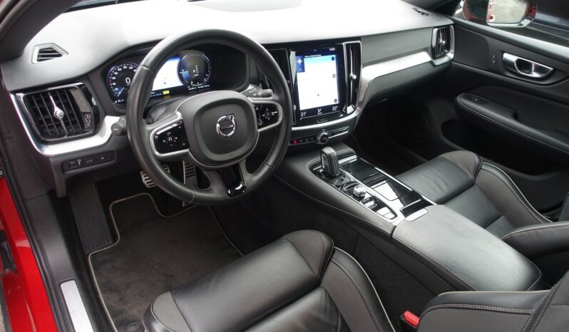 VOLVO V 60 T8 AWD GEARTRONIC 303CH + 87 CH HYBRIDE RECHARGEABLE R-DESIGN complet