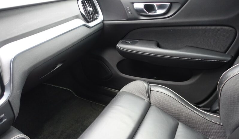 VOLVO V 60 T8 AWD GEARTRONIC 303CH + 87 CH HYBRIDE RECHARGEABLE R-DESIGN complet