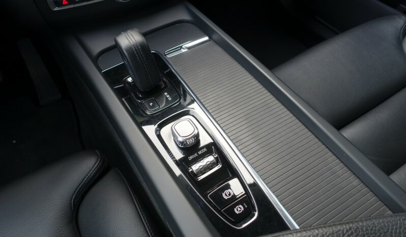 VOLVO XC 60 T8 AWD GEARTRONIC 303CH + 87 CH HYBRIDE RECHARGEABLE  MOMENTUM complet