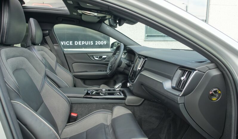 VOLVO V 60 T6 AWD GEARTRONIC 340CH HYBRIDE RECHARGEABLE R-DESIGN complet