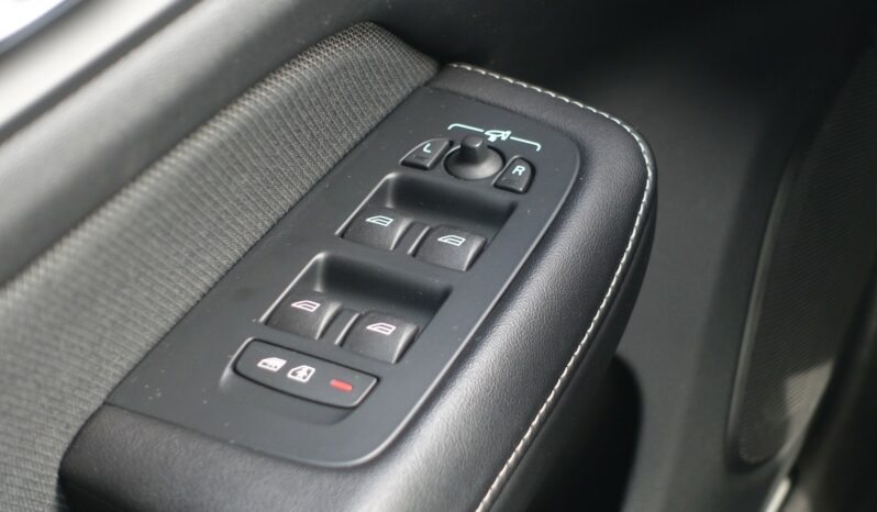VOLVO V 60 T6 AWD GEARTRONIC 340CH HYBRIDE RECHARGEABLE R-DESIGN complet