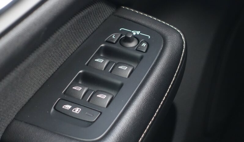 VOLVO V 60 T6 AWD GEARTRONIC 340CH HYBRIDE RECHARGEABLE R-DESIGN complet