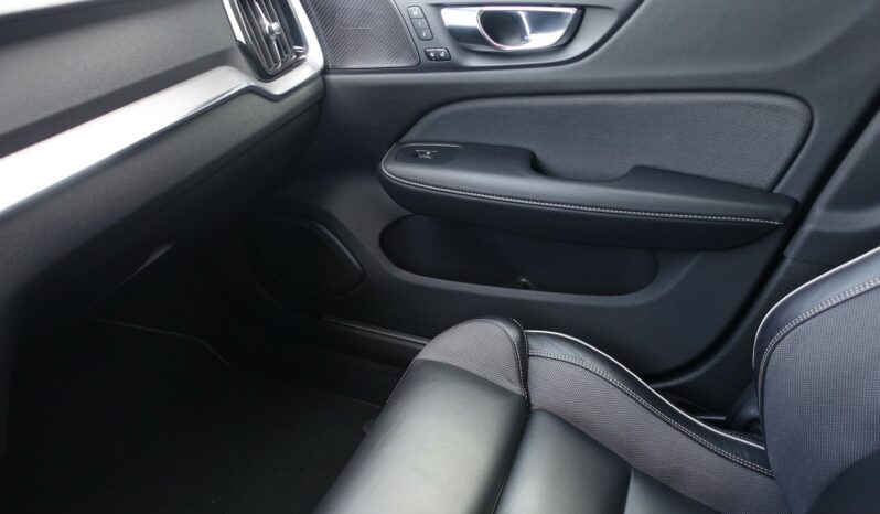 VOLVO V 60 T6 AWD GEARTRONIC 340CH HYBRIDE RECHARGEABLE R-DESIGN complet