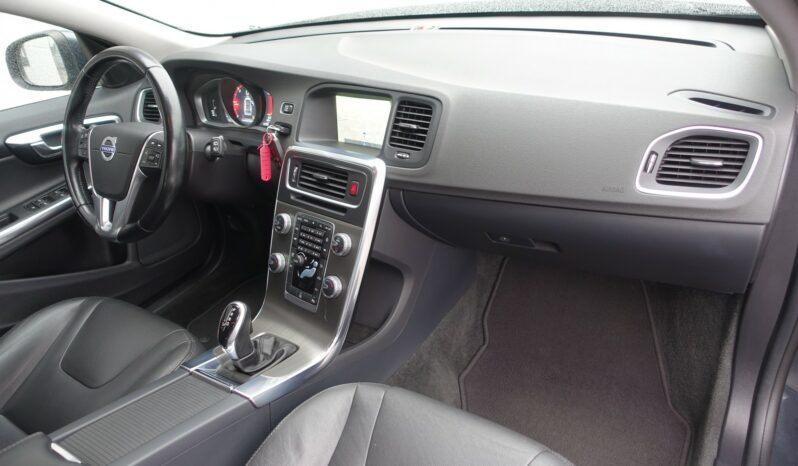 VOLVO V60 2.0L TDI D4 GEARTRONIC 181CH MOMENTUM complet