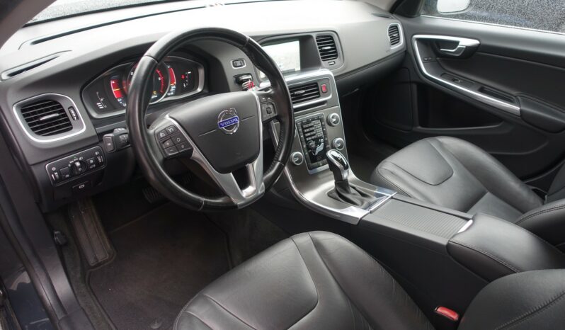 VOLVO V60 2.0L TDI D4 GEARTRONIC 181CH MOMENTUM complet